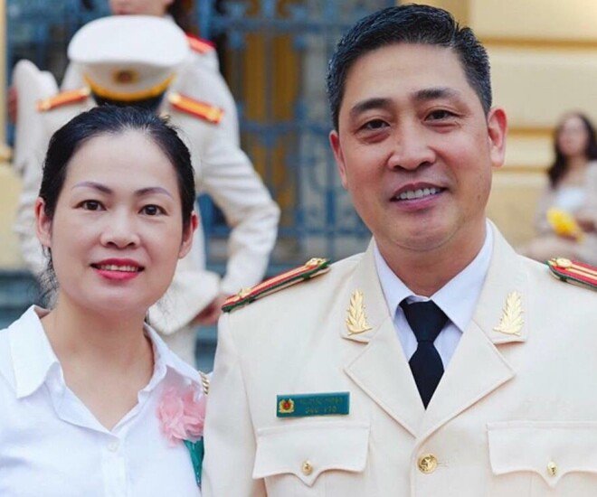 Diễn viên Hồ Phong ghi dấu ấn với khán giả trong loạt truyền hình như Đất và người, Bí mật tam giác vàng, Hương vị tình thân, Đấu trí... Ngoài đời anh mang hàm Trung tá Công an.