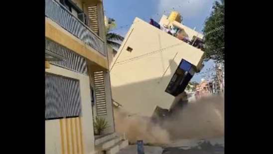 Tòa nhà 3 tầng đổ sập.