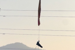 Tin tức trong ngày - Người đàn ông nhảy dù mắc vào đường dây 110kV