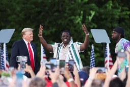 Thế giới - Ông Trump đắc cử, người da màu ở 6 bang Mỹ nhận được tin nhắn "lạ"