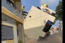 Media - Tòa nhà 3 tầng bất ngờ đổ sập khiến người dân sợ hãi