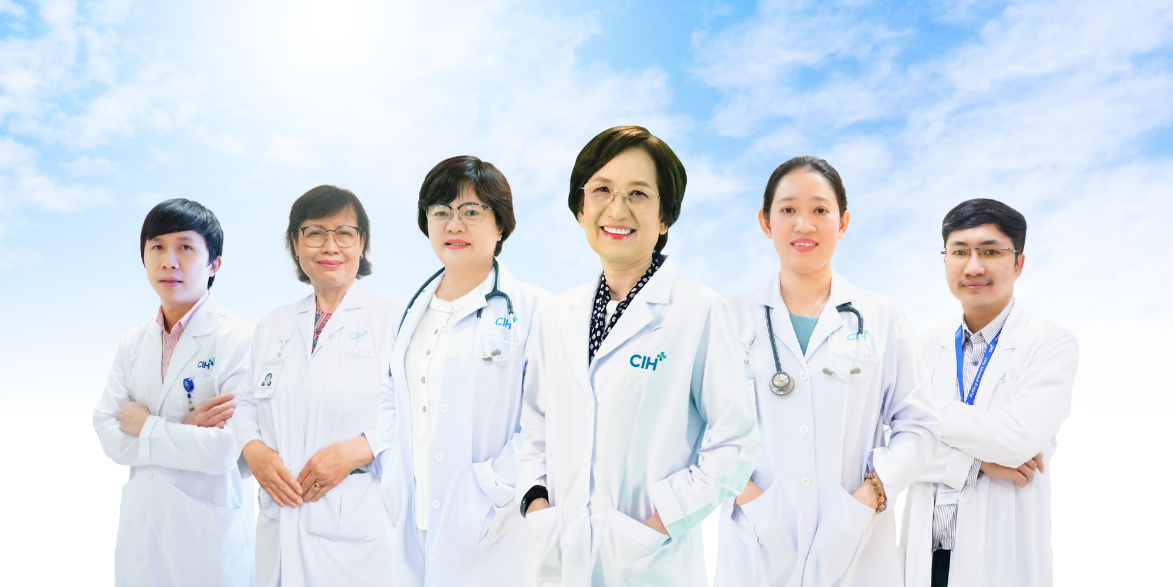 TS.BS. Tạ Thị Thanh Thủy cùng với BS.CKII.Nguyễn Vũ Mỹ Linh, BS.CKII.Phạm Minh Khôi Nguyên, BS.CKI.Nguyễn Ngân Hà, BS.CKI.Trần Thế Lộc, THS.BS.Nguyễn Xuân Công