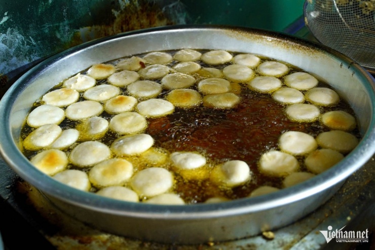 Những chiếc bánh được rán trong ba chảo dầu với nhiệt độ khác nhau. Ảnh: Kim Ngân
