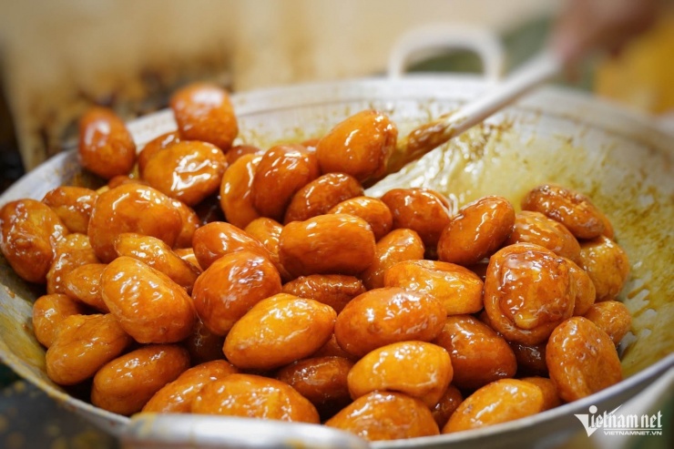 Những chiếc bánh rán mật với vỏ ngoài óng ánh. Ảnh: Kim Ngân