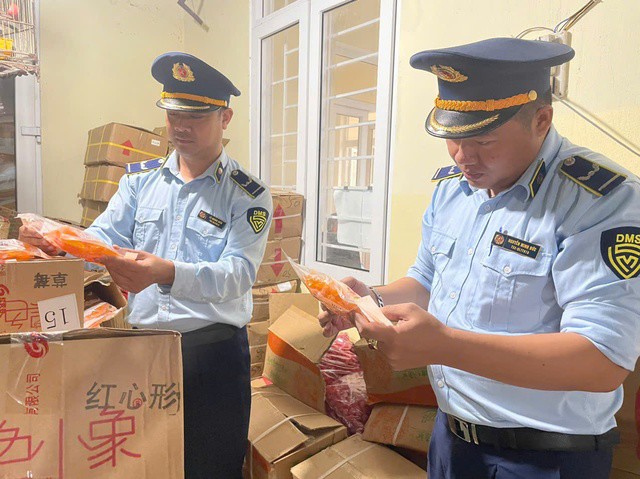 Ngăn chặn gần 2 tấn thực phẩm là bánh kẹo, trái cây sấy dẻo nhập lậu