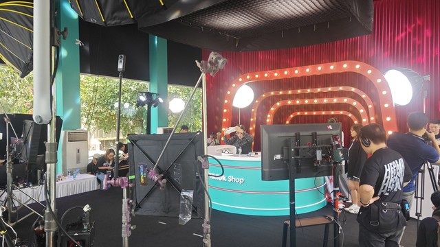 Livestream bán hàng không đơn giản là một người một điện thoại mà cần rất nhiều thiết bị âm thanh, ánh sáng và đội ngũ vận hành đông đảo