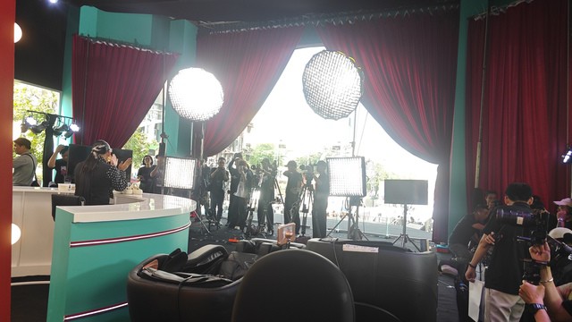 Bên trong phòng livestream khổng lồ trên Phố đi bộ Nguyễn Huệ