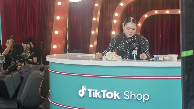 Phạm Thoại sẽ là host chính trong phiên live kéo dài 14 giờ