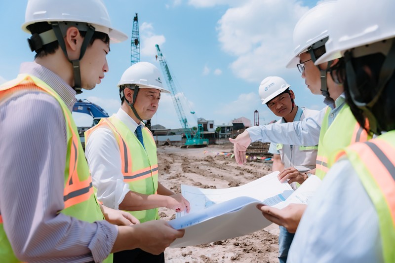 Ông Ryotaro Takachi – Tổng giám đốc Cosmos Initia trực tiếp khảo sát công trình TT AVIO