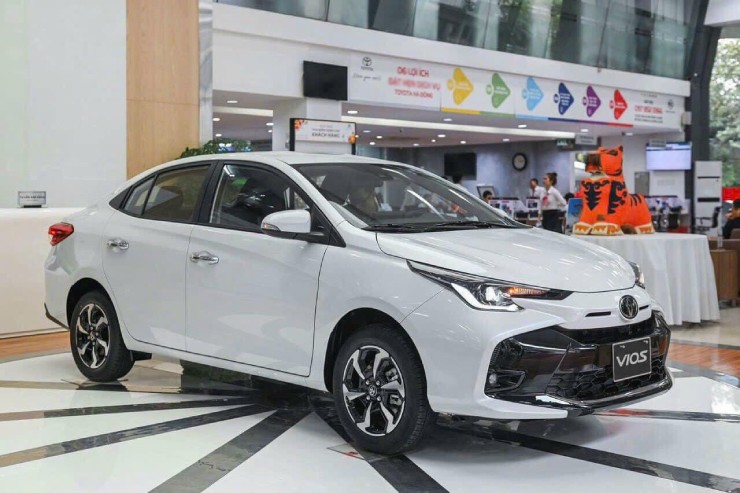 2. Toyota Vios có 3 phiên bản lựa chọn (Vios E MT, Vios E CVT, Vios G CVT), với mức giá niêm yết từ 458 đến 545 triệu đồng. Với thiết kế đầu xe được tinh chỉnh, lưới tản nhiệt mới mang lại vẻ ngoài mạnh mẽ, ấn tượng. Công nghệ chiếu sáng LED không chỉ cung cấp ánh sáng vượt trội mà còn tiết kiệm năng lượng. Nội thất của Vios cũng ghi điểm với nhiều tiện nghi cao cấp, đặc biệt là tay tựa hàng ghế sau sang trọng, nổi bật hơn hẳn so với các đối thủ trong cùng phân khúc. Động cơ 2NR-FE 4 xy-lanh giúp xe vận hành linh hoạt và tiết kiệm nhiên liệu hiệu quả.