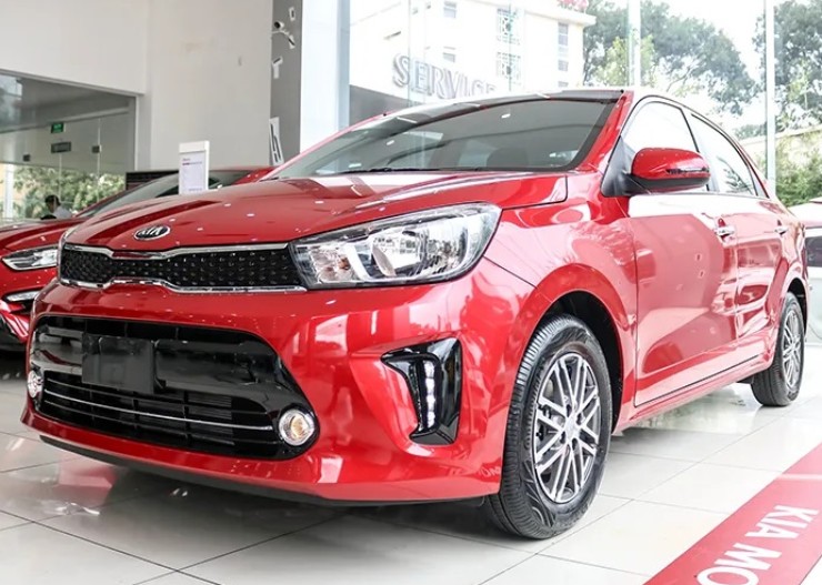 6. Kia Soluto hiện có giá bán cạnh tranh với Mitsubishi Attrage, dao động từ 386 đến 449 triệu đồng cho 4 phiên bản. Thiết kế đầu xe của Soluto trẻ trung và thể thao, với nhiều chi tiết nổi bật. Không gian nội thất rộng rãi, đặc biệt khoang hành lý của xe là một trong những điểm cộng lớn nhất trong phân khúc. Động cơ 1.4L của Soluto cho công suất tối đa 94 mã lực tại 6.000 vòng/phút và mô-men xoắn cực đại 132 Nm tại 4.000 vòng/phút, mang đến khả năng vận hành ổn định và tiết kiệm nhiên liệu.