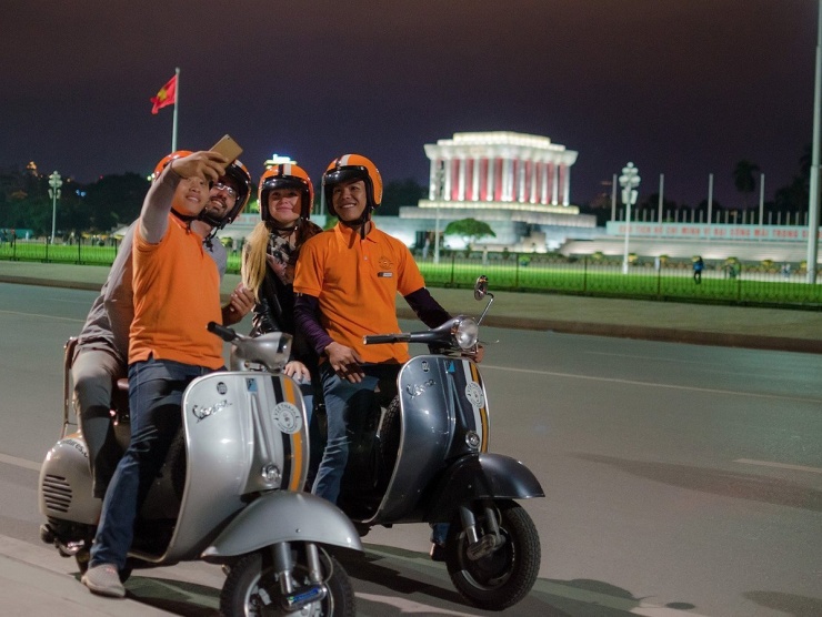 Tour tham quan Hà Nội bằng xe máy cổ. Ảnh: Hanoi Vespa Adventures