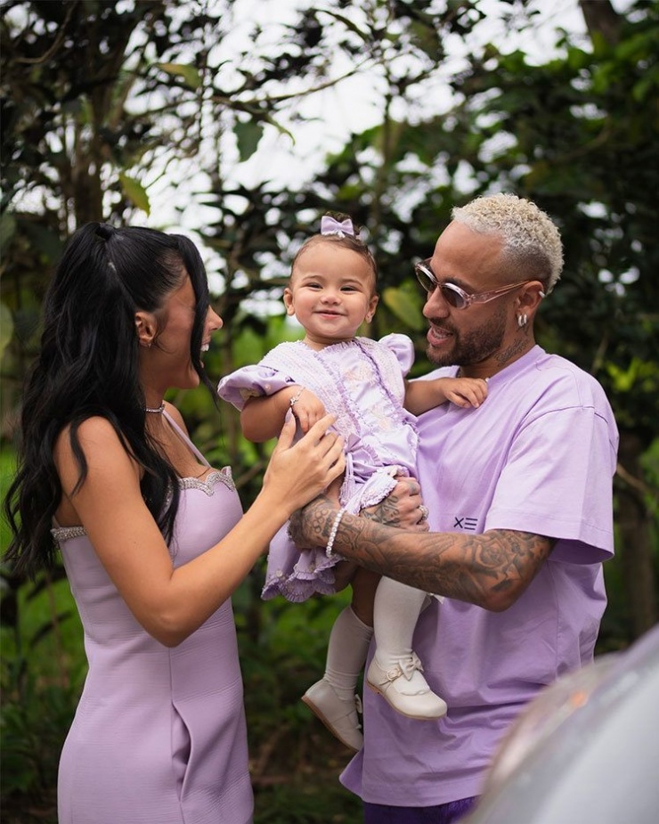 Baby Mavie usa um vestido roxo que combina com as roupas dos pais. O espaço da festa é organizado no esquema principal de cores roxo e rosa, o portão de entrada é decorado com balões coloridos. O jornal Hola disse que a festa foi realizada “sem faltar nada”.