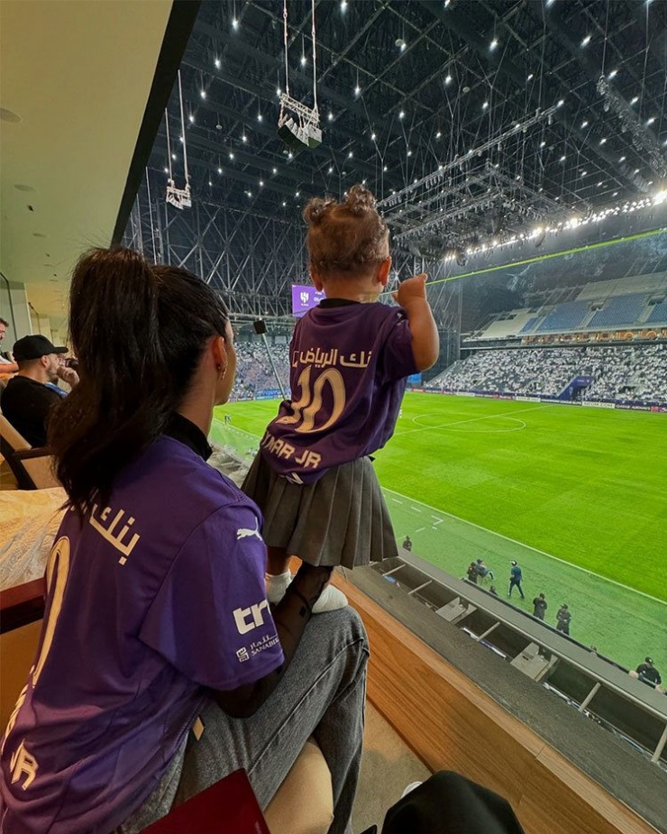 Neymar voltou a campo no final de outubro, após exatamente um ano afastado do tratamento de lesões. Mas na segunda partida pelo Al Hilal, em 5 de novembro, ele machucou os músculos da coxa e teve que descansar por mais duas ou três semanas.