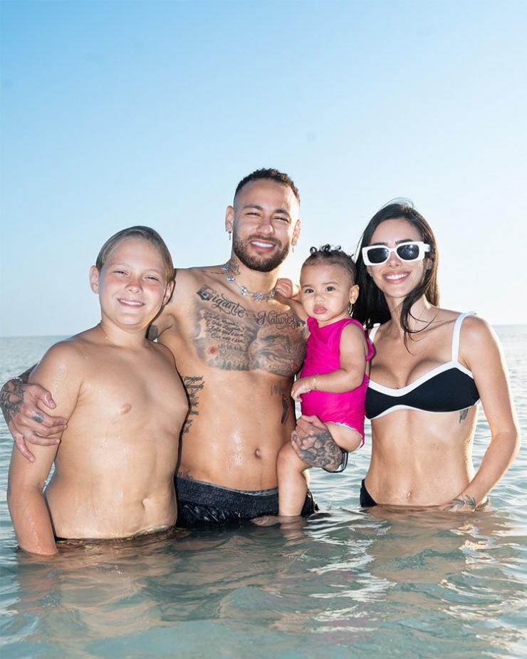 Neymar, Bruna Biancardi e o bebê Davi Lucca na primeira festa de aniversário de Mavie em um resort no Mar Vermelho no mês passado.