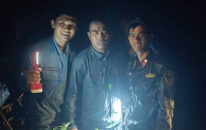 Phi công Nguyễn Văn Sơn (giữa) được tìm thấy đêm 6/11. Ảnh: Quy Nhơn