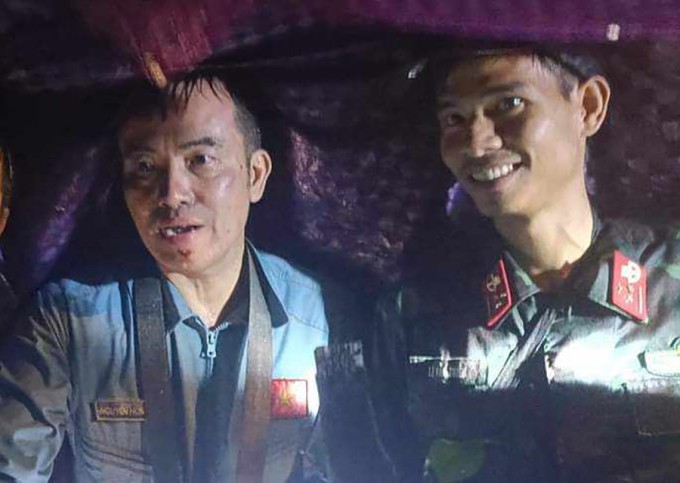 Lực lượng tìm thấy thượng tá Nguyễn Hồng Quân (trái). Ảnh: Quy Nhơn