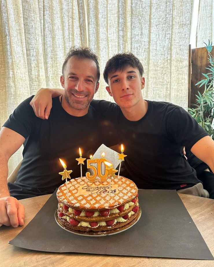 Chân sút một thời của Juventus và tuyển Italy tròn 50 tuổi hôm 9/11. Trên trang cá nhân con trai cả Tobias của Del Piero đăng ảnh khoác vai bố cùng lời chúc mừng sinh nhật. Chàng trai 17 tuổi cũng theo nghiệp cầu thủ, đang khoác áo U18 Empoli tại Italy.