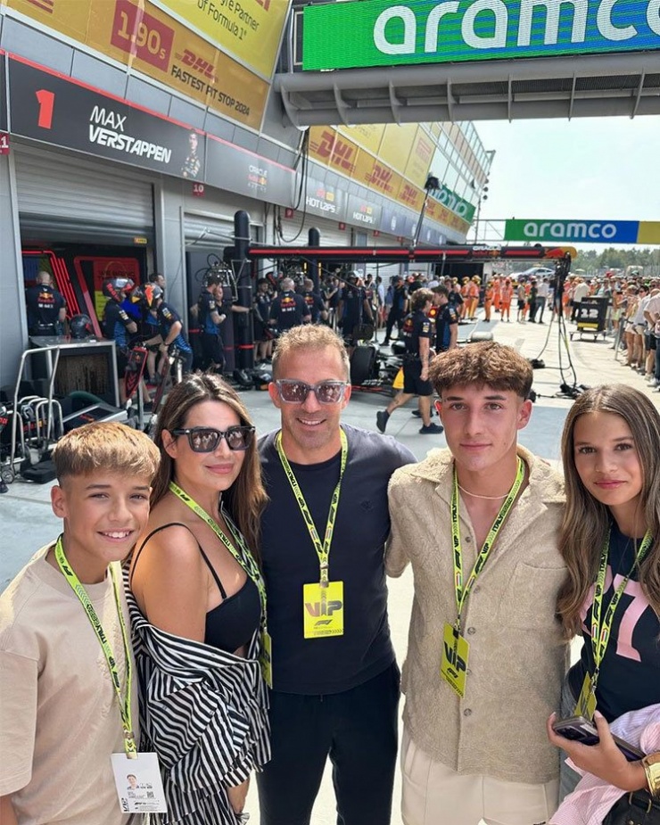 Giải nghệ năm 2015, Del Piero tận hưởng cuộc sống sôi động bên bà xã Sonia và ba con. Ngoài con trai cả Tobias, vợ chồng cựu sao Italy còn có con gái Dorotea cũng theo nghiệp cầu thủ giống bố. Thiếu nữ 15 tuổi vừa ký hợp đồng thi đấu cho đội nữ Juventus. Cậu út Sasha sắp đón sinh nhật 14 tuổi.