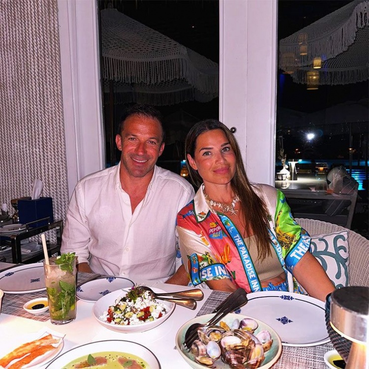 Del Piero và bà xã Sonia gắn bó 25 năm. Người đẹp sinh năm 1975 từng khiến cựu chân sút Juventus dính tiếng sét ái tính sau lần gặp gỡ ở Turin khi cô là nhân viên bán hàng giày dép. Hai người kết hôn năm 2005, sống kín đáo không điều tiếng nhiều năm qua. Tuy nhiên vào năm 2018 có tin nói vợ chồng Del Piero trục trặc khi cả hai không đăng ảnh chung. Vợ Del Piero ngày một chăm chút ngoại hình, thường xuất hiện với hình ảnh gợi cảm hơn so với ngày chồng còn thi đấu.