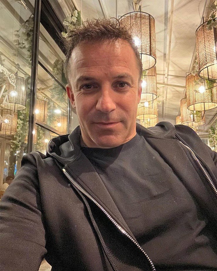 Vài giờ trước sinh nhật, Del Piero đăng ảnh cùng chú thích: 'Những giờ cuối của tuổi 49'. Bước sang tuổi trung niên tiền đạo một thời vẫn phong độ dù gương mặt đã in dấu thời gian.