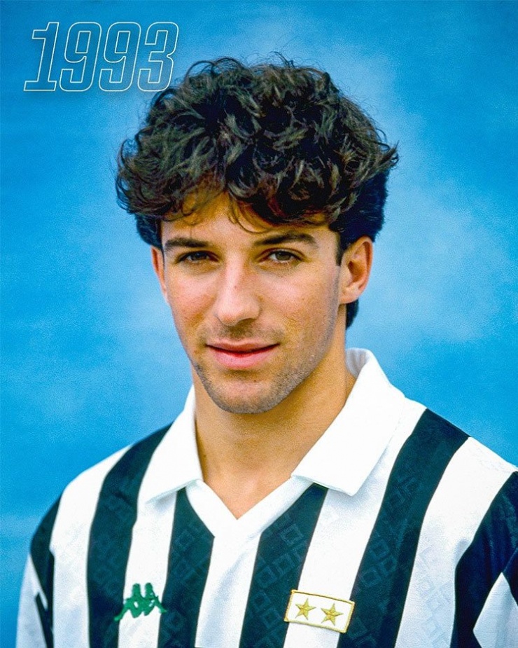Del Piero khi mới ký hợp đồng với Juventus năm 1993. Trong sinh nhật của anh, đội bóng thành Turin chia sẻ loạt ảnh huyền thoại gắn bó gần 20 năm sự nghiệp cùng chú thích: 'Thanh lịch trong mọi đường bóng, một di sản định hình Juventus thật ngầu. Mãi là biểu tượng'.
