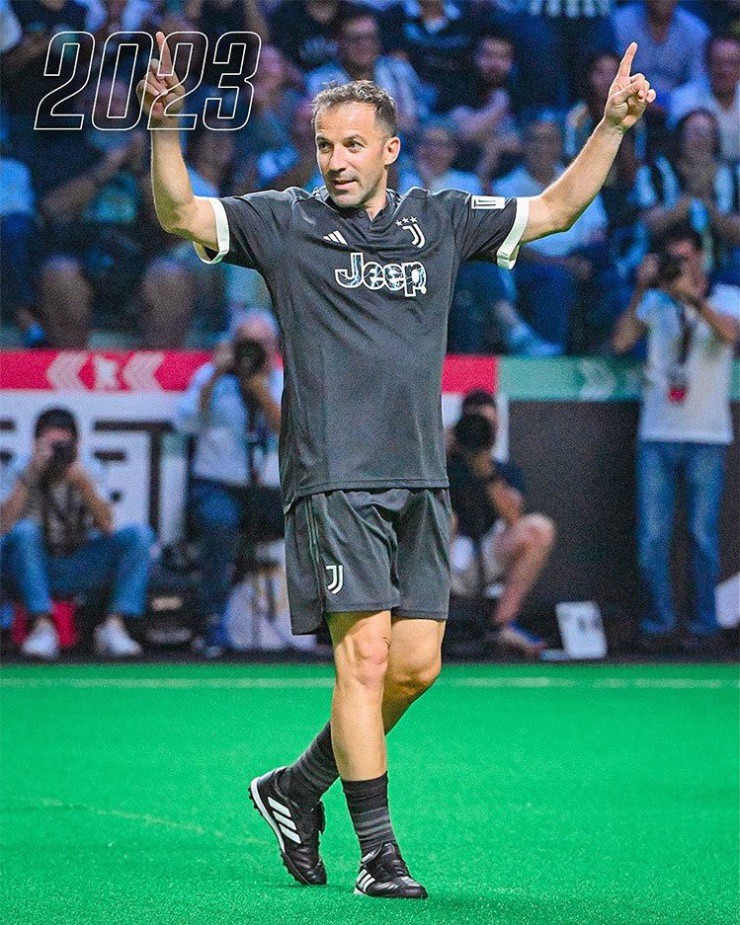 Vẻ ngoài hào hoa cùng tài năng nổi bật trên sân cỏ, Del Piero được mệnh danh là 'Hoàng tử thành Turin' thời thi đấu đỉnh cao trong màu áo Juventus từ 1993 đến 2012. Anh giành 6 danh hiệu vô địch Serie A, một Champions League trong thời gian này. Del Piero cũng được ngưỡng mộ với lòng trung thành khi không rời Juventus dù đội bóng vướng bê bối dàn xếp tỉ số phải xuống hạng. Sau khi chia tay đội bóng quê hương, anh sang Australia chơi cho Sydney FC rồi Delhi Dynamos của Ấn Độ. Anh hai lần giành giải Cầu thủ Italy chơi hay nhất Serie A và Cầu thủ được yêu mến nhất Serie A