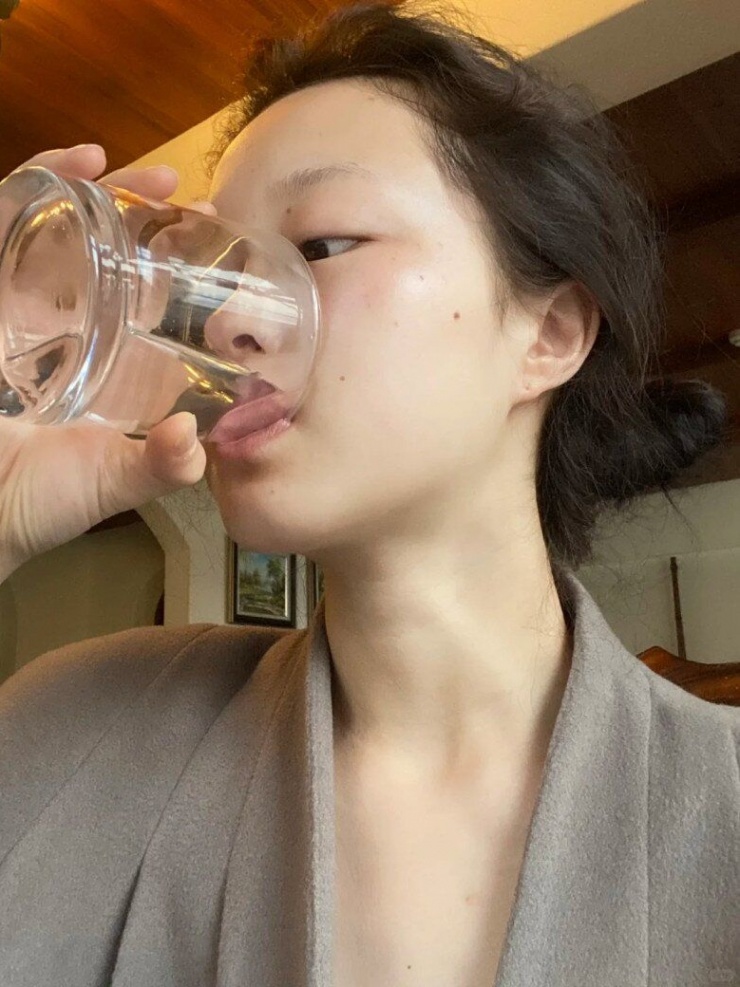 Ngoài ra, việc uống đủ nước cũng giúp giảm cảm giác thèm ăn vặt. Khi dạ dày đã đủ nước, bạn không còn tìm đến những món ăn nhiều đường và chất béo, giúp duy trì cân nặng và kiểm soát cảm giác thèm ăn tốt hơn&nbsp;(Hình ảnh mang tính chất minh họa).