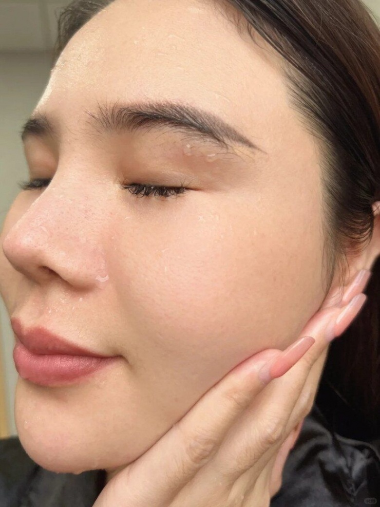 Uống đủ nước giúp&nbsp;độ ẩm của làn da được duy trì tốt, làn da không còn khô ráp hay xuất hiện mụn. Đồng thời, cơ thể cũng có cảm giác nhẹ nhàng, thoải mái và ít bị căng thẳng hơn (hình ảnh mang tính chất minh họa).