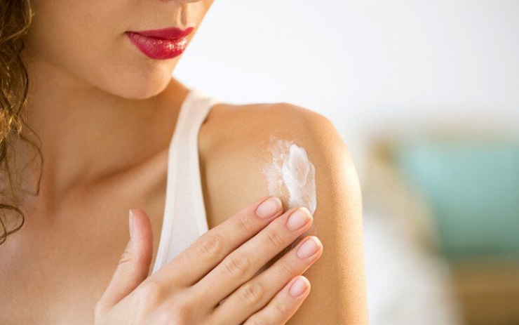 Thoa kem chống nắng trước khi vận động bên ngoài để tránh làm tổn hại làn da, gây sạm da và hình thành nếp nhăn sớm.