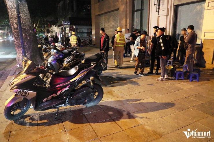 CSGT Hà Nội hóa trang xử lý 'quái xế', phát hiện nhiều học sinh vi phạm - 12