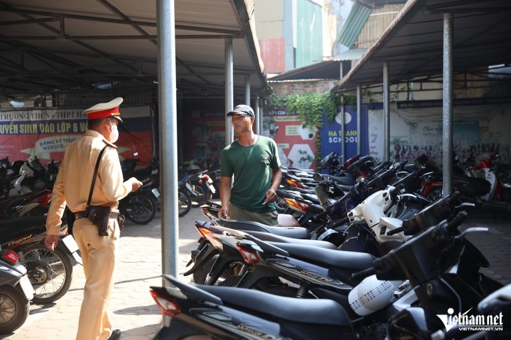 Công an kiểm tra bãi xe trường học, phụ huynh tìm cách 'tẩu tán' xe máy cho con - 7