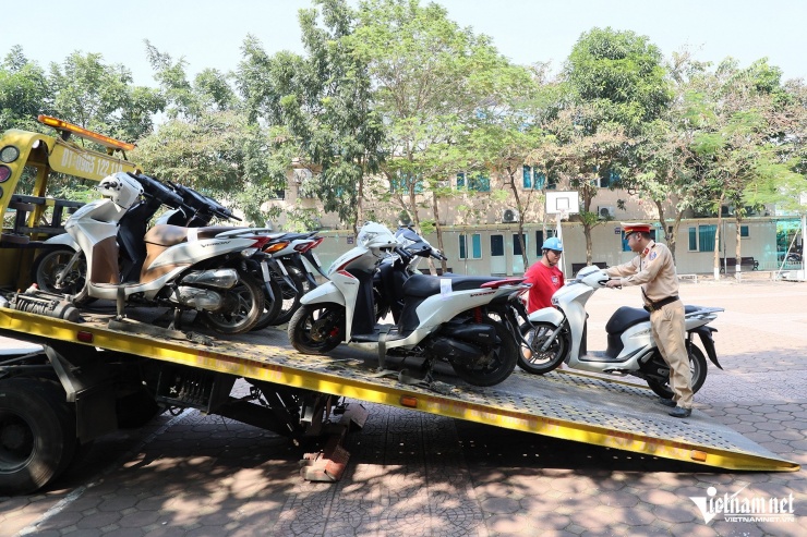 Công an kiểm tra bãi xe trường học, phụ huynh tìm cách 'tẩu tán' xe máy cho con - 12