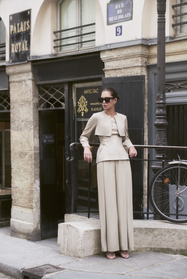Các chất liệu chéo, trượt, tweed... được sử dụng đa dạng trên nhiều phom dáng để tạo độ đứng phom. Kiểu quần ống suông đứng các quý cô nước Pháp ưa chuộng cũng được ứng dụng.