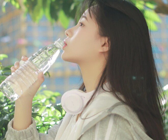 Tuy vậy, không phải ai cũng theo dõi lượng nước uống mỗi ngày, bởi nước lọc không có vị, và khi bận rộn, nhiều người thường quên bổ sung đủ nước. Những ngày làm việc liên tục và căng thẳng đôi khi khiến việc uống nước trở thành thử thách thực sự.