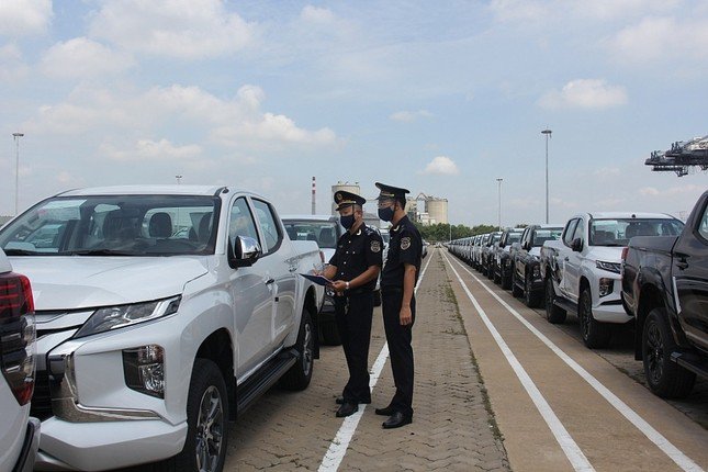Lượng xe ô tô nhập khẩu về Việt Nam liên tục tăng trong 10 tháng năm nay.
