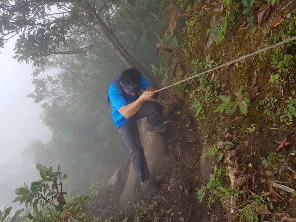 Địa hình Ky Quan San khá hiểm trở, đòi hỏi người leo núi phải có sức khỏe tốt, đi chậm và giữ nhịp thở đều. Ảnh: Tùng Lâm