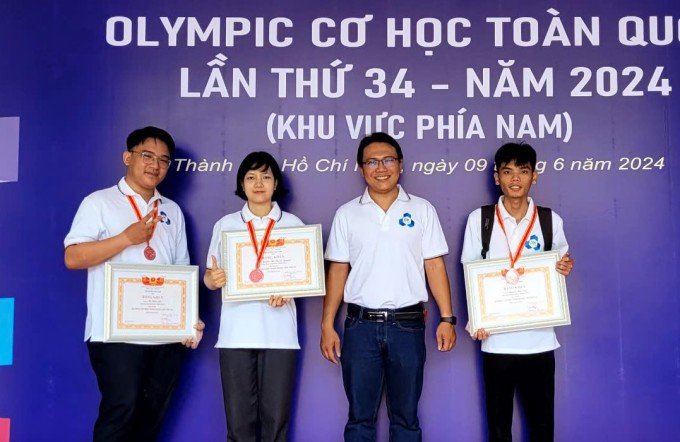 Nguyên (thứ hai từ trái qua) giành giải ba cuộc thi Olympic Cơ học năm 2024, hồi tháng 6. Ảnh: Nhân vật cung cấp