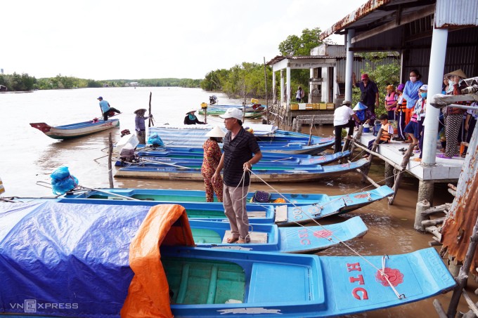 Cảnh nhộn nhịp dưới bến sông gần trường Tiểu học 2 Đất Mũi, huyện Ngọc Hiển giờ tan trường. Ảnh: Chúc Ly