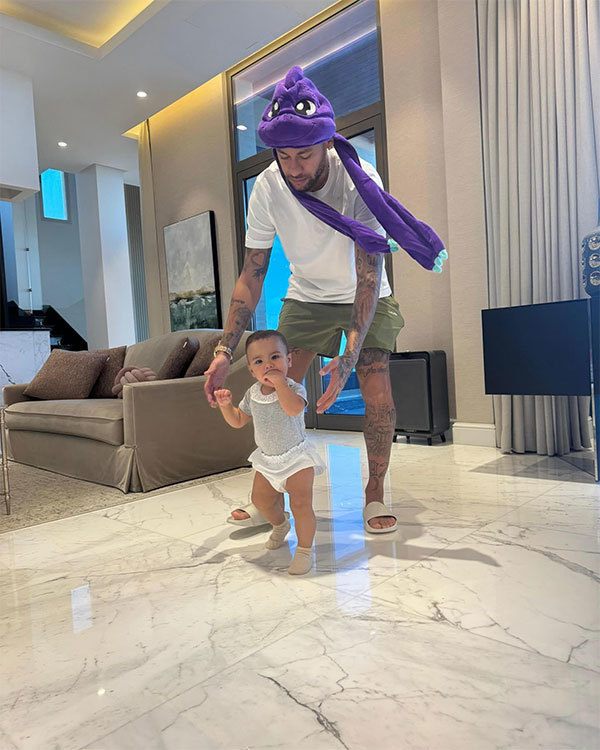 Neymar brinca com sua filha Mavie em sua villa na Arábia Saudita. Foto: InstagramNeymar