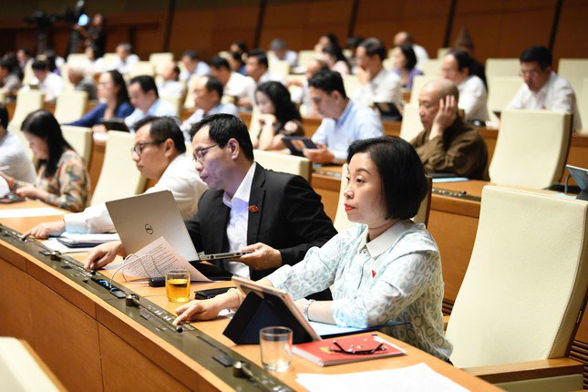Các đại biểu biểu quyết thông qua Nghị quyết. Ảnh: Như Ý
