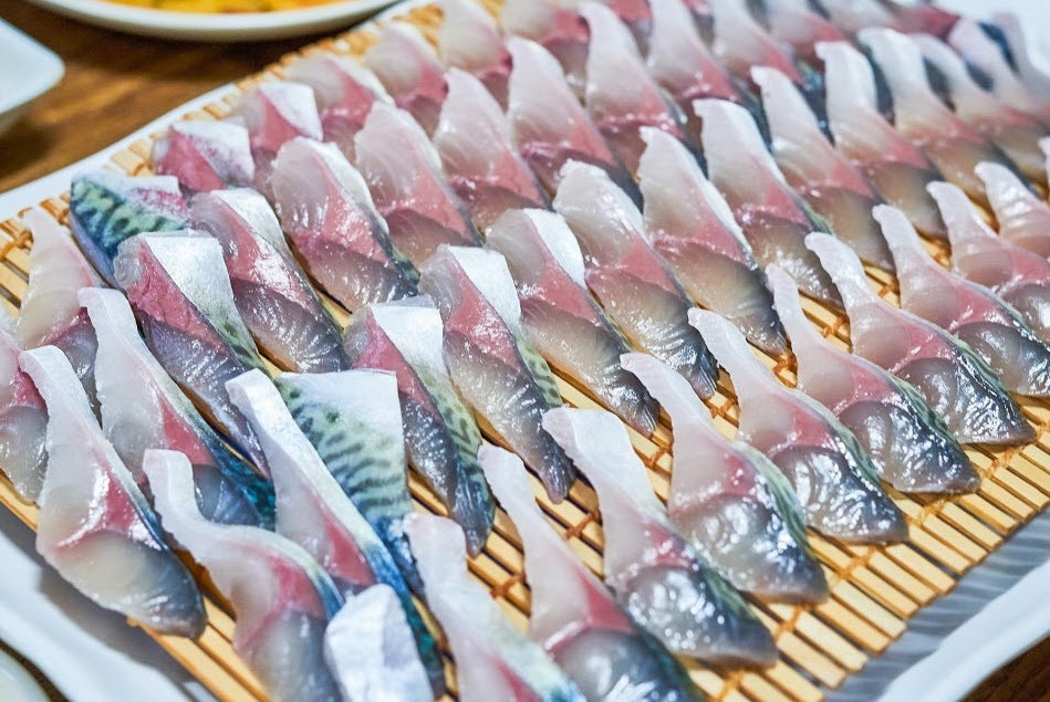 Sashimi cá thu là một món ăn lạ miệng, thịt cá thu mềm, béo ngậy, có hương vị ngọt tự nhiên và hàm lượng dinh dưỡng cao, đặc biệt là omega-3. 