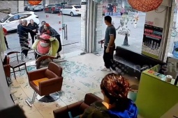 Clip: Nữ "Ninja" đâm xuyên kính khiến chủ tiệm ngơ ngác