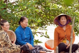 Giáo dục - du học - Ông, bà lái xuồng đưa con cháu đến lớp