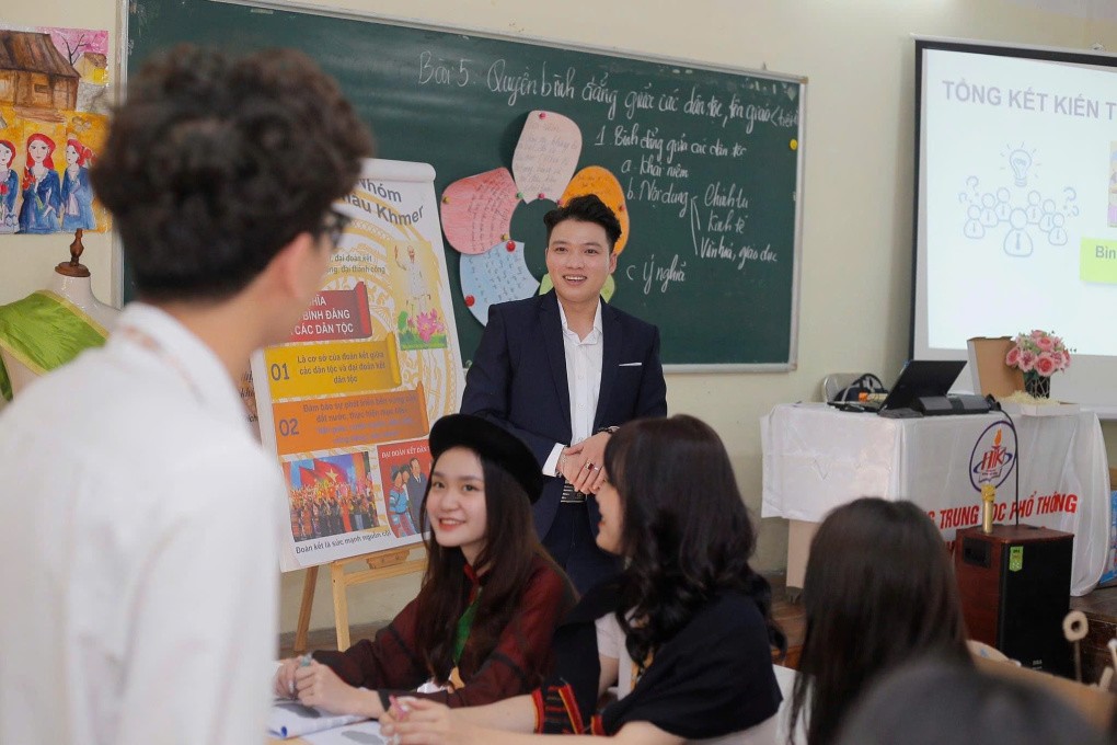 Thầy Quyết chia học sinh thành từng nhóm, để các em thảo luận trong trang phục truyền thống của các dân tộc khi dạy bài 