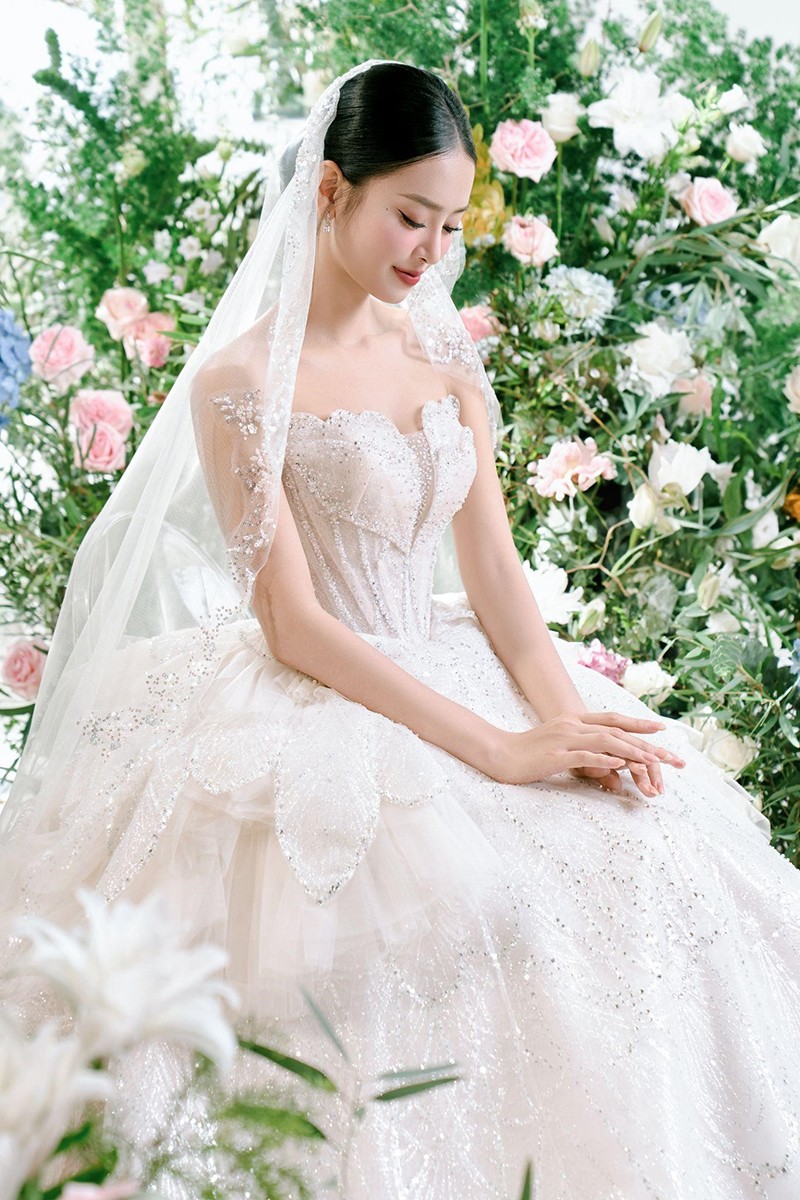 Mỗi bộ váy White Rose Bridal là một câu chuyện, và Bùi Khánh Linh là hình mẫu hoàn hảo cho sự tinh tế và hoàn mỹ.