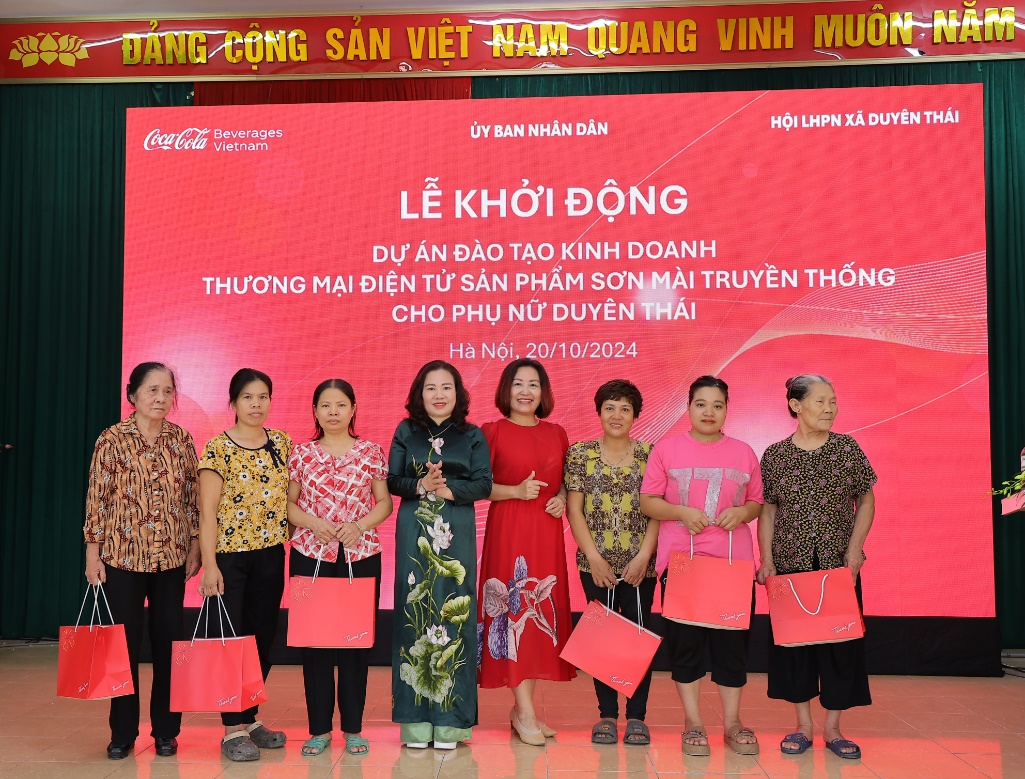 Ban tổ chức trao quà cho hội viên có hoàn cảnh khó khăn của Hội Phụ nữ Duyên Thái