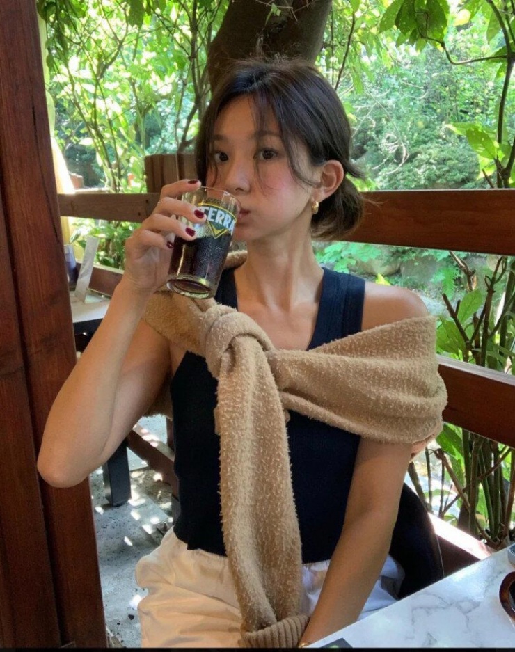 Caffeine cũng hỗ trợ quá trình đốt mỡ, nhờ vào việc kích thích cơ thể sử dụng chất béo dự trữ để sản sinh năng lượng. Ngoài ra, cà phê đen còn chứa nhiều chất chống oxy hóa, góp phần ngăn ngừa lão hóa da.