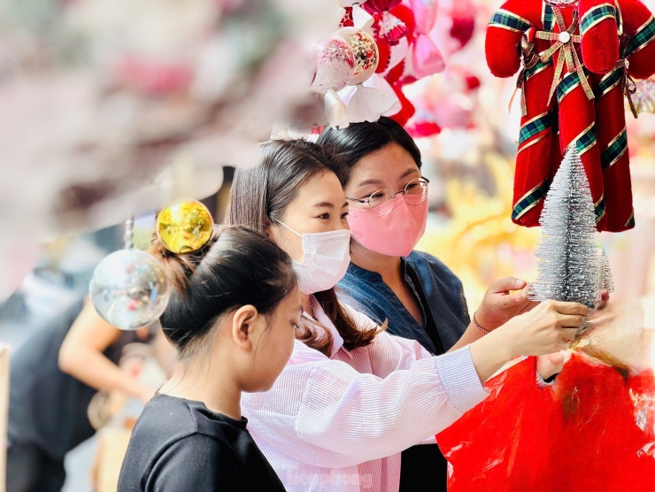 Trời nắng đẹp, 'nàng thơ' check-in Giáng sinh sớm lung linh sắc màu - 18