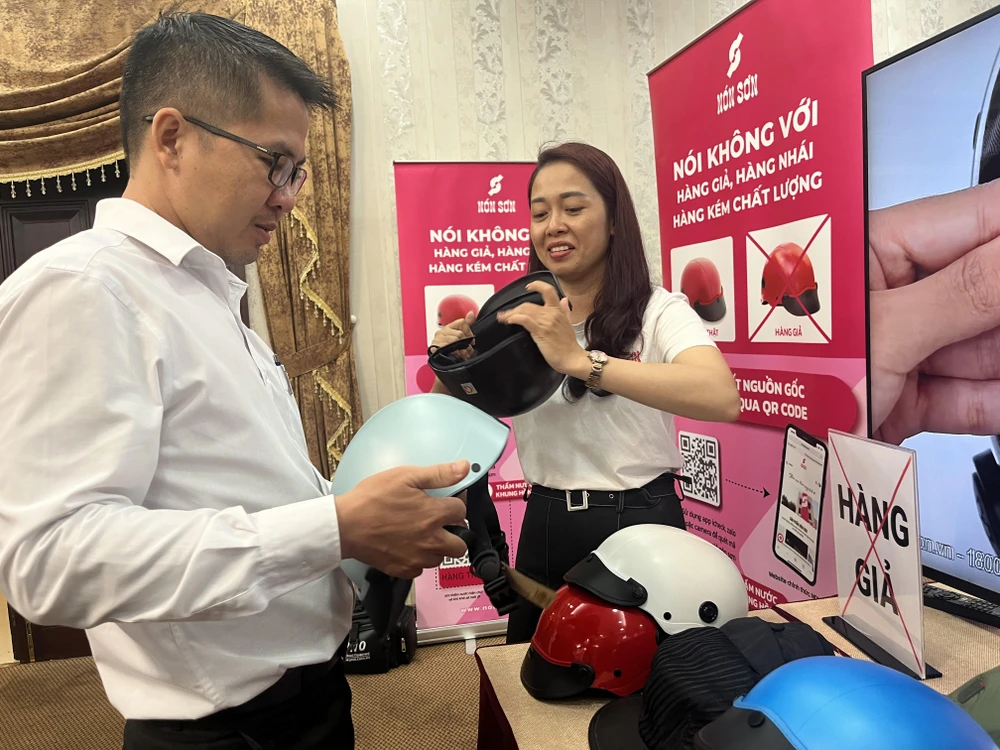 Khách tham quan gian hàng trưng bày hàng thật, hàng giả tại hội thảo. Ảnh: TÚ UYÊN